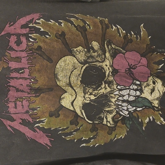 Metallica Distressed Graphic Tee - Picture 6 of 6